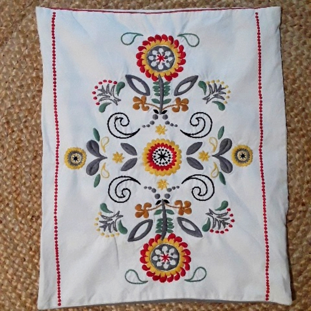 Embroiderd pillow cover, Euc